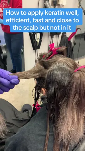 We can be fast and efficient when applying keratin on clients hair, getting really close to the scalp so no roots are missed and avoiding product touching too much the scalp #curlyhair #hair #hairtransformation #keratintreatment #julianishaircare #julianishaircare #fyp @Esther Juliani @Beauty & Makeup by Maibel 