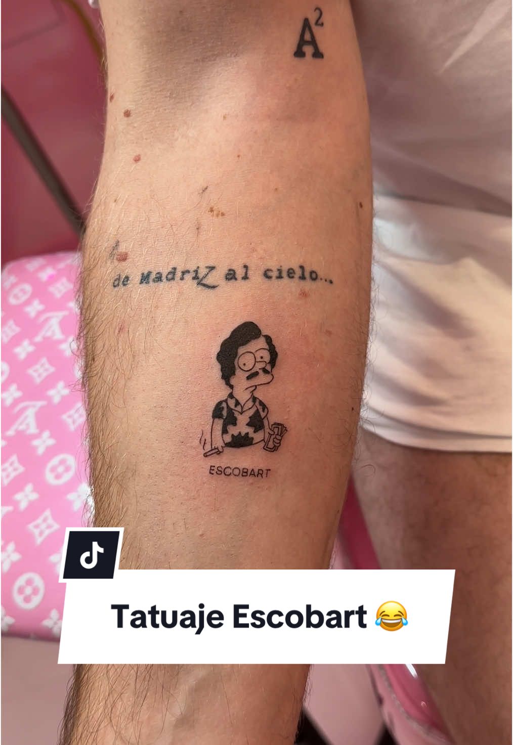 Escobart 😂 amando este tattoo fuertemente 😍 #tinytattoo #tattoo #tatuaje #barcelonatattoo #tatuajesentiktok #tattooinspiration #tattooideas #fineline #finelinetattoobarcelona 