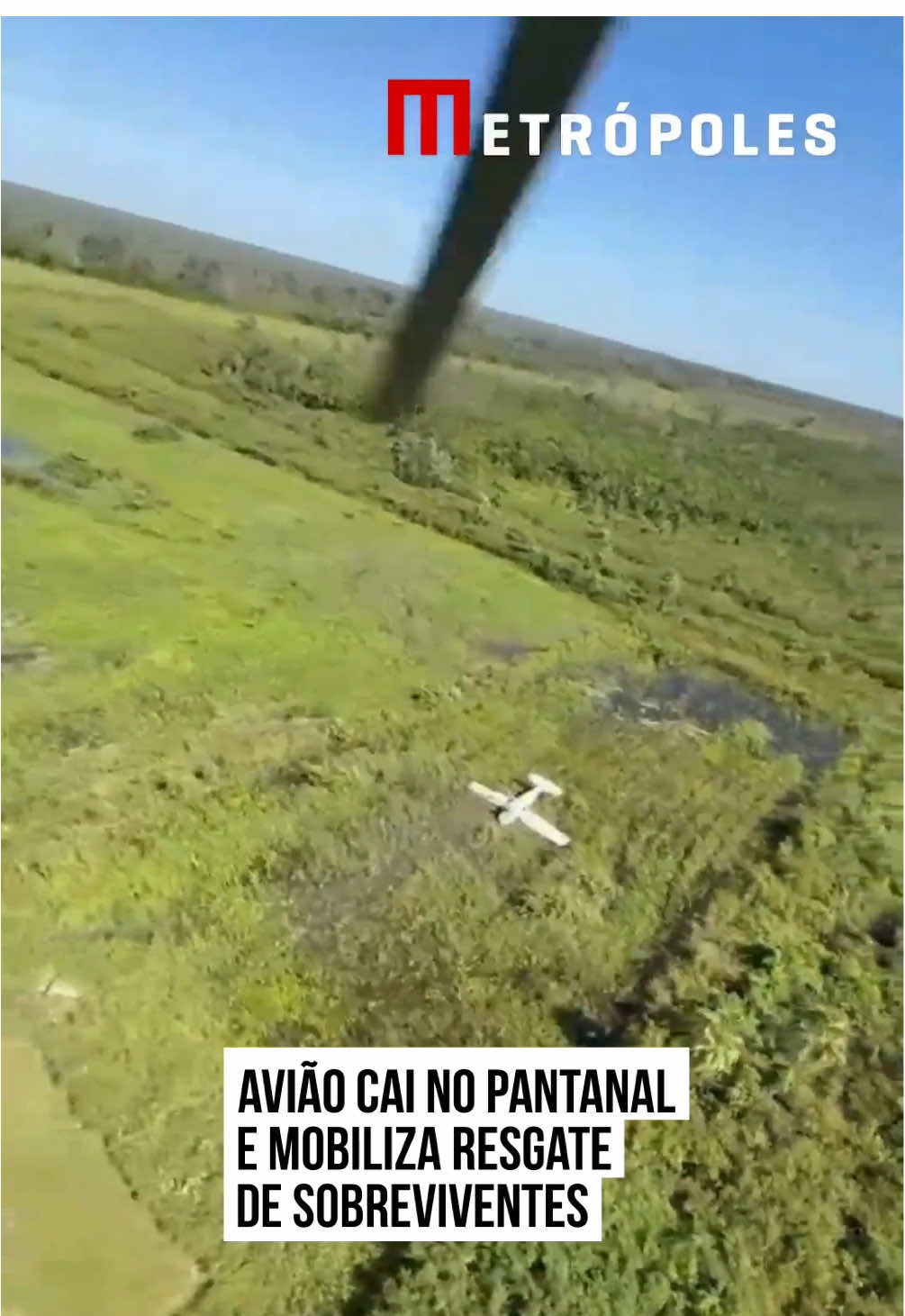 Um #avião de #pequenoporte, modelo Cessna Aircraft 182S, caiu em uma fazenda no município de Aquidauana, no #Pantanal de #MatoGrossodoSul, na tarde da última sexta-feira (27/12). As informações foram divulgadas neste domingo (29/12). Três pessoas que estavam a bordo foram resgatadas com vida após uma operação aérea mobilizada pelas autoridades. A aeronave caiu em uma área remota, de difícil acesso, cercada por vegetação alagada típica do bioma pantaneiro. O resgate foi conduzido por equipes da Coordenadoria Geral de Policiamento Aéreo e do Departamento de Operações de Fronteira (#DOF), que estavam baseadas em Dourados (MS). De #helicóptero, os agentes se deslocaram até o local, uma vez que o acesso por terra era inviável. As vítimas foram localizadas e levadas para uma unidade de saúde em Aquidauana, onde receberam atendimento médico. As identidades e o número exato de ocupantes a bordo não foi divulgado. Imagens do local mostram o monomotor tombado de ponta-cabeça em meio à vegetação alagada. A aeronave, de prefixo PT-WPI, pertence à empresa Ibitiguaia Agropecuária Ltda., conforme registro na Agência Nacional de Aviação Civil (#Anac). Fabricada em 1997, o modelo não possui certificação para operar como táxi aéreo. #TikTokNotícias  📹 Reprodução