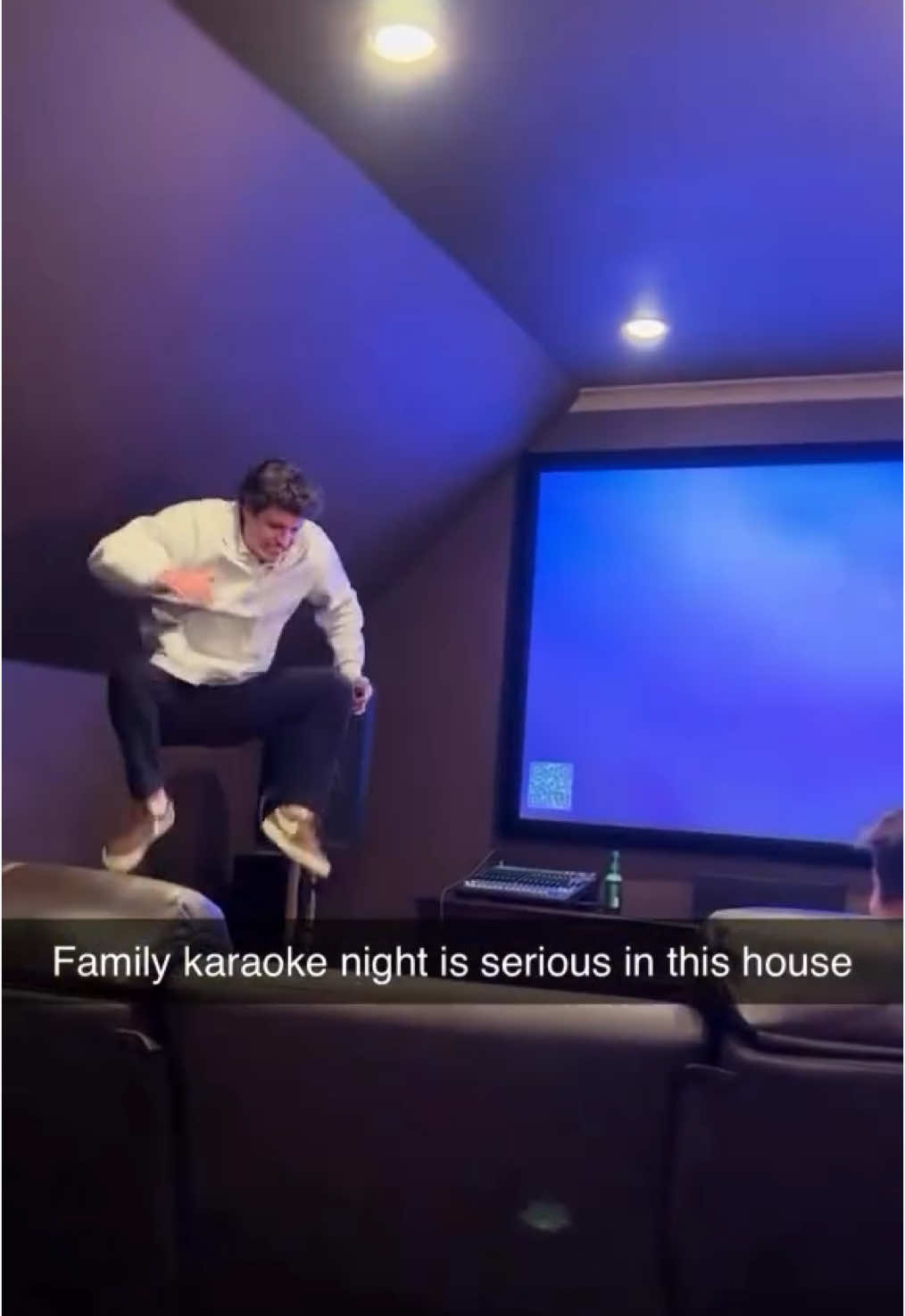 Rate the karaoke skills from 1-10 🎤 [via paris.mellick/IG, ethanmellick/IG]