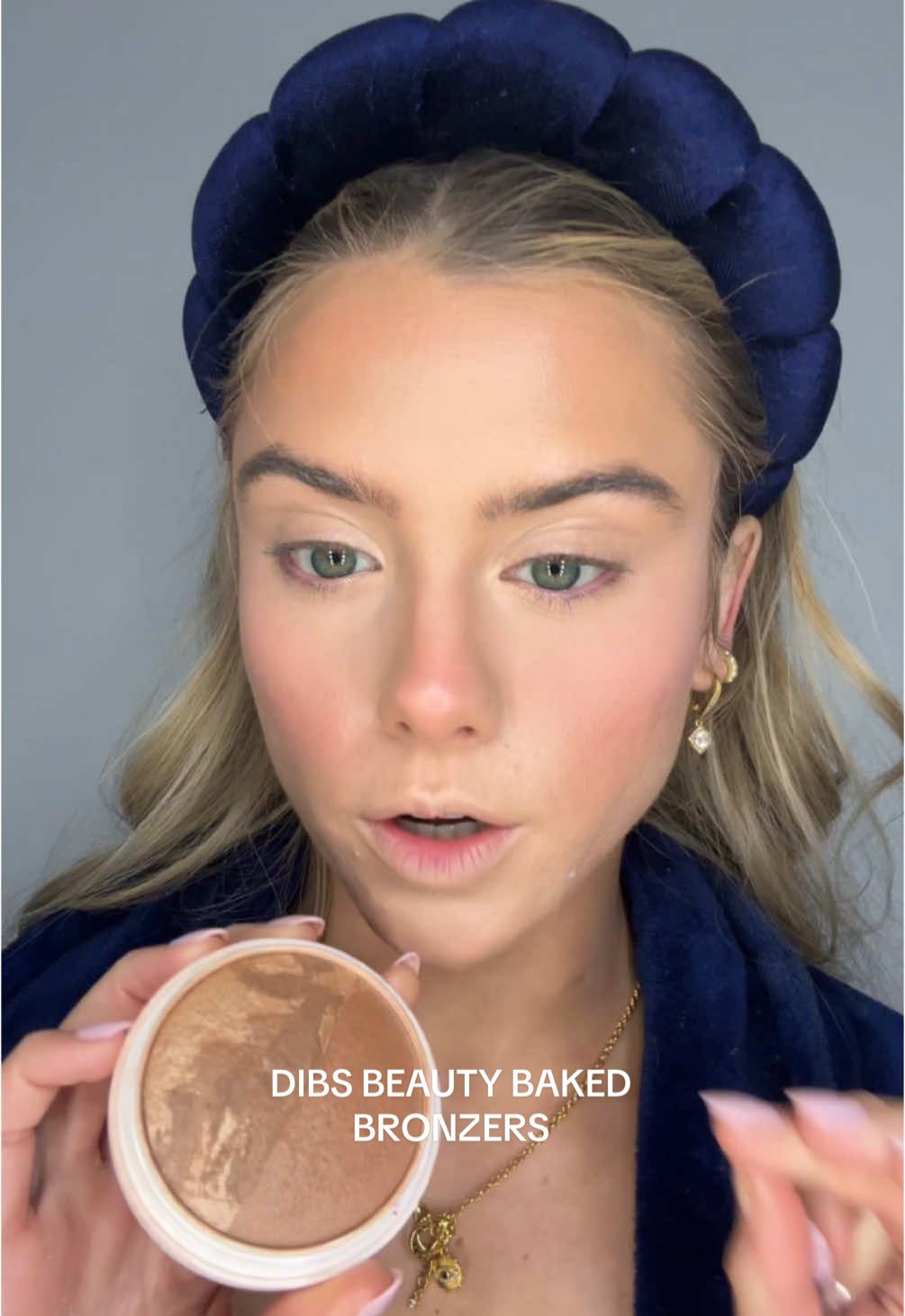 this is shade spiced chai 👏🤎 she is the most stunning baked bronzer that gives a blurred filtered finish to the skin plus it is talc free so acne safe. @DIBSBEAUTY  #duetbakedbronzer #bakedbronzer #dibsbeautystatusstick #dibsbeautytutorial #dibsbeauty #dibsbeautyreview #dibsbeautybronzer #acnesafemakeup #bronzer #bronzertutorial #bronzertips #bronzerhack #fyp #contour #contourtutorial #contouringhacks #nosecontourtutorial #nosecontour #nosecontourhack #bronzereyeshadowlook #powderbronzer #makeup #grwm dibs beauty, dibs beauty baked bronzer, powder bronzer, baked bronzers #tiktokshopcreatorpicks #ttsbeautybesties 