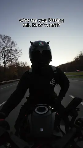 im getting a kiss one way or another 😘 - - - - - #motorcycle #moto #bike #biker #bikelife #bikesoftiktok #cops #suzuki #gsxr #gsx8r #gixxer