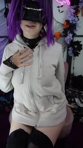 Baggy to boom :3 #fyp #gothgirl #altgirl #alternative #pierced #GamerGirl #vampiregirl #cosplay 
