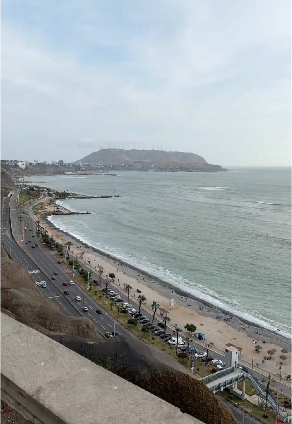 Me encanta sentarme viendo el mar…se siente paz #limaperu🇵🇪 #paisajesnaturales #larcomar 