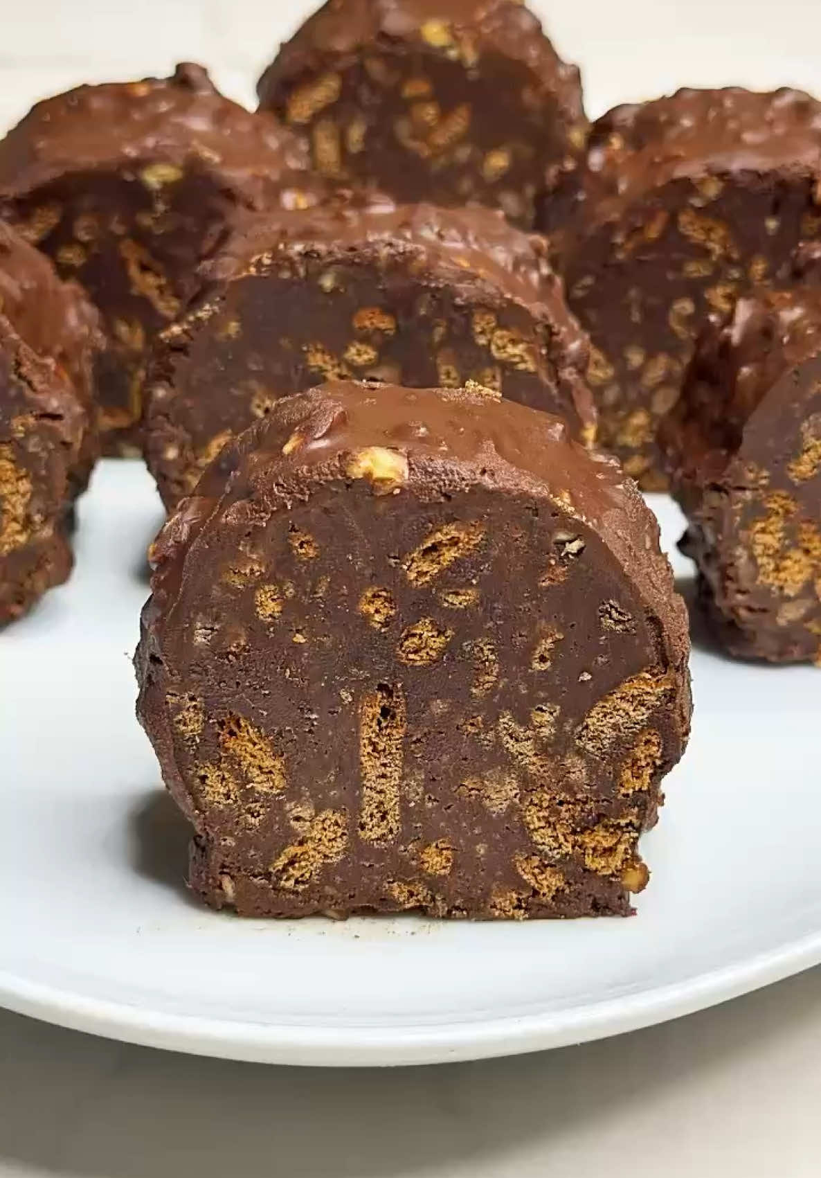 El postre perfecto para estas fiestas. Sin huevo sin harina y sin necesidad de horno.  La receta está disponible en mi canal de YouTube el enlace está en mi perfil suscríbete 👍 Ingredientes:  400 gr. de galletas  2 cucharadas de cacao en polvo  120 gr. de mantequilla  100 ml. de leche  Para la cobertura:  100 gr. de chocolate negro  100 ml. de leche  100 gr. de cacahuetes picados  Refrigerar: durante 30 minutos  • • • #viral #fyp #tik_tok #chocolate #Receta 