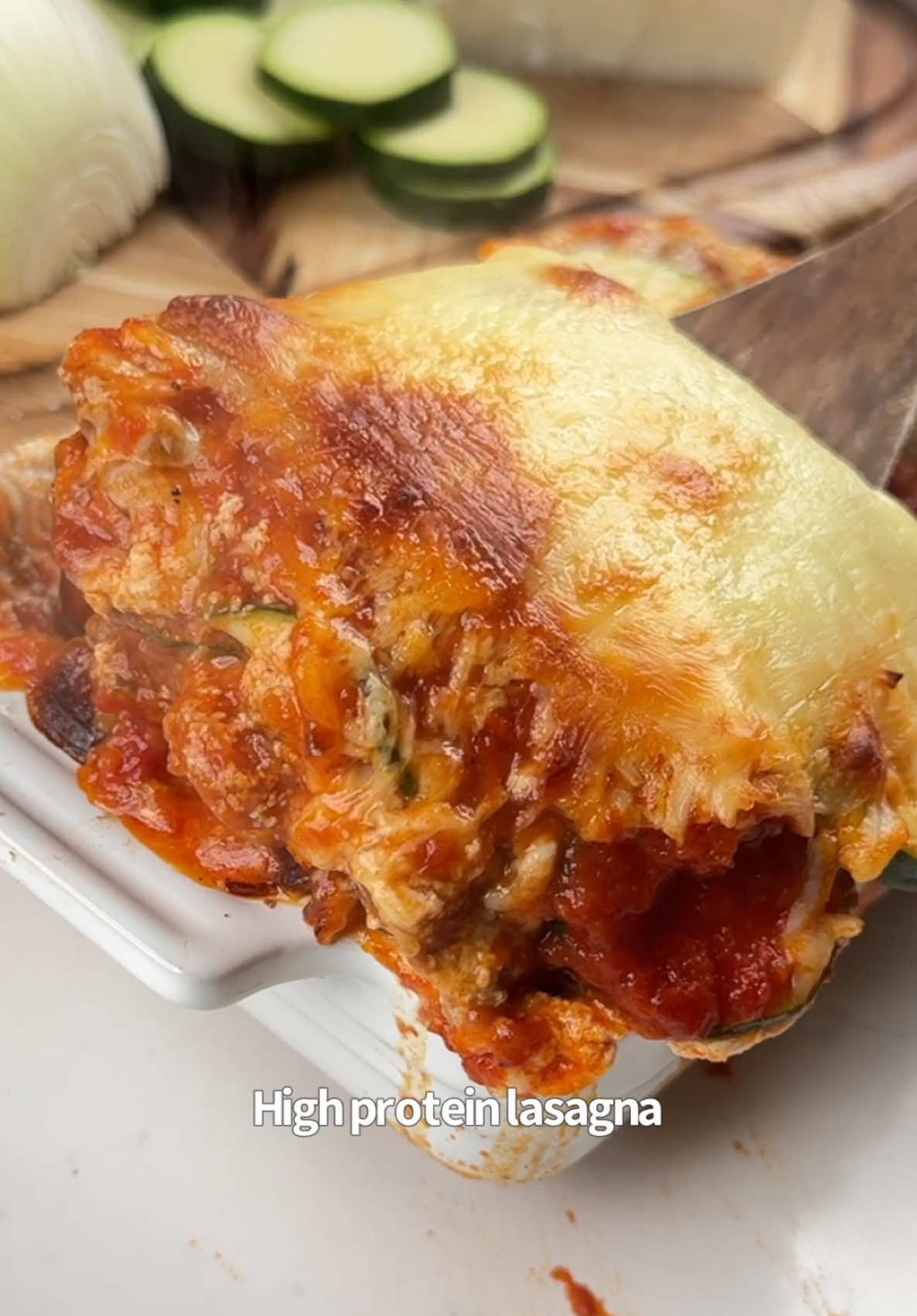 Say “YUM” if you would eat this Healthy High Protein Zucchini Lasagna 😋🙌 Grease a baking dish & add marinara, cooked beef, mozzarella, thinly sliced zucchini & blended cottage cheese. Repeat & top with more cheese. Cover with foil and bake @ 375F for 30 minutes. Take it out, remove the foil & put back in until the cheese on top is bubbly. Pro tip: After slicing your zucchini, salt it heavily and pat dry to remove the moisture. 