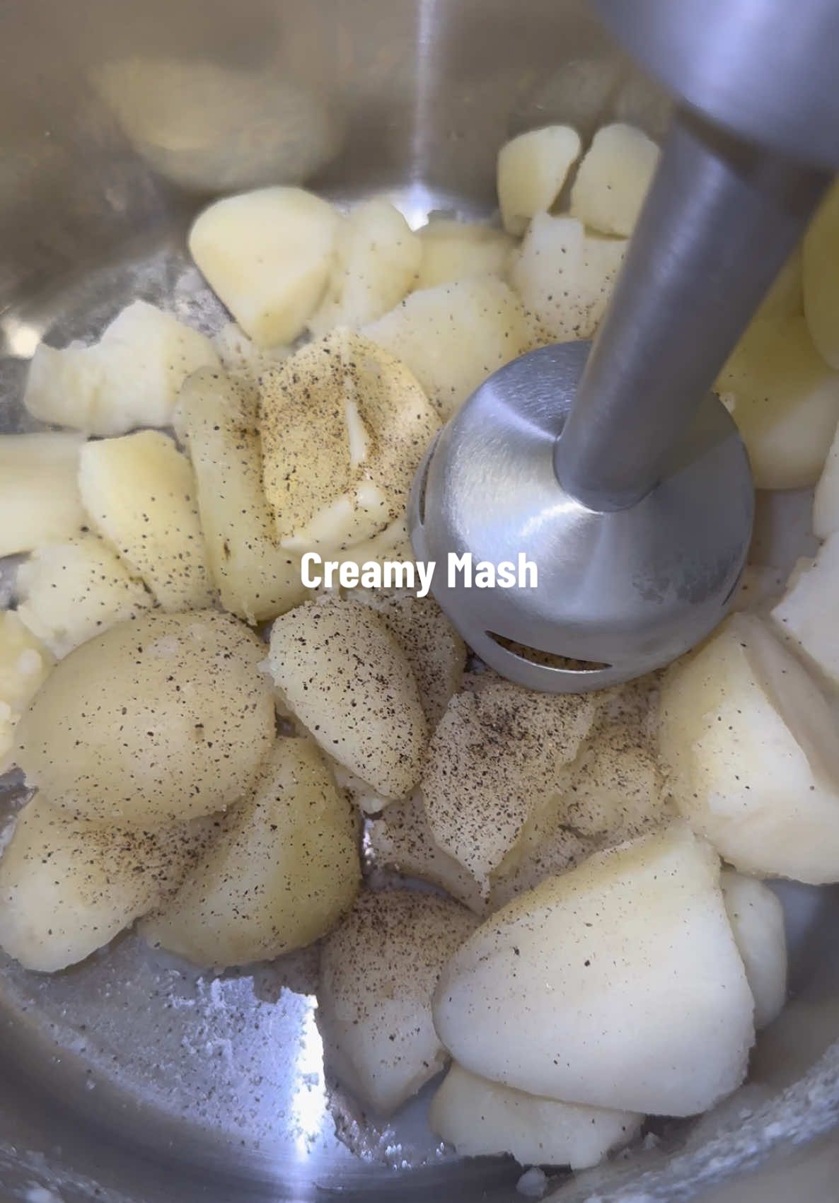No more mashing by hand !!!! Hand held blender from now on #cooking #cookingtools #quickdinner #mashpotatoes 