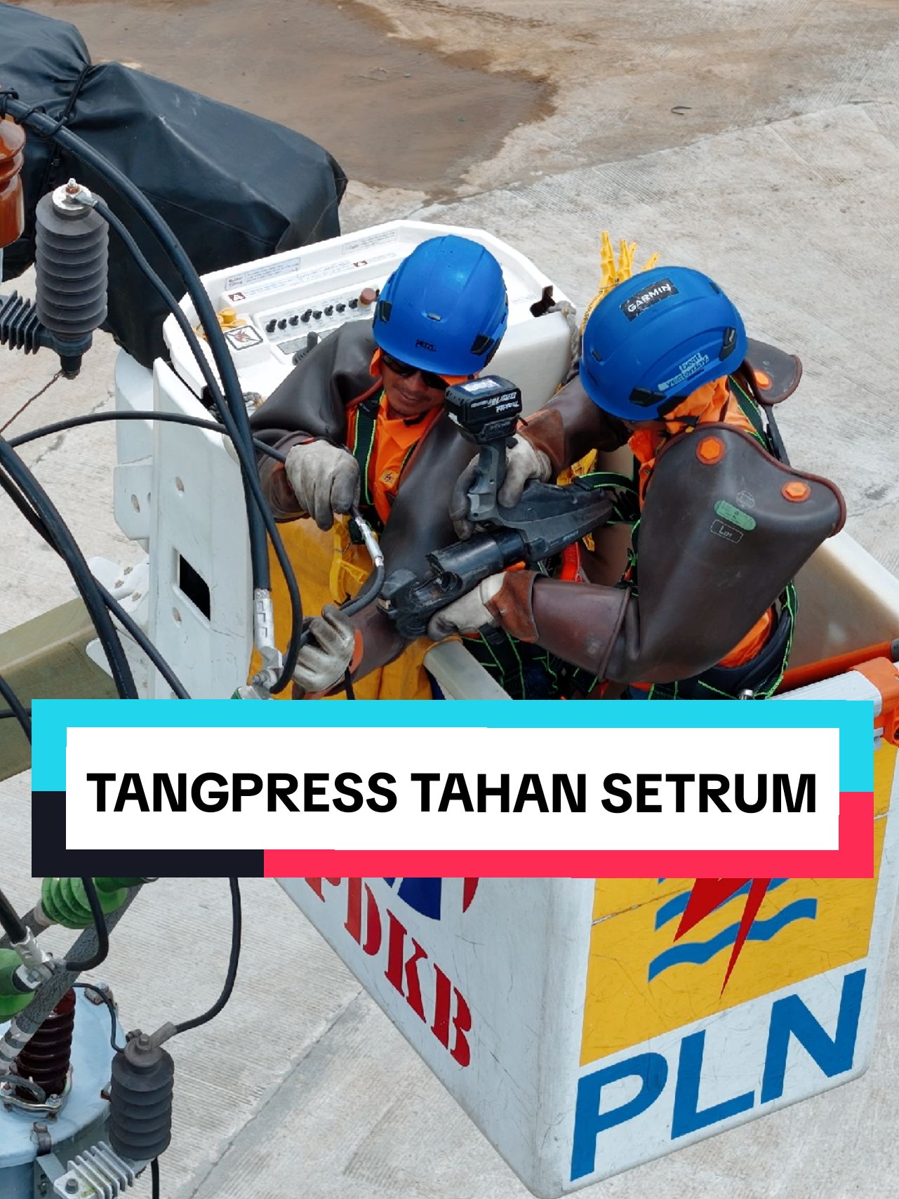 Apa aman Mas tangpressnya? kena tegangan langsung. Selama nggak jadi media yang mengalirkan arus listrik, aman kok #listrik #lineman #dailywork #fyi #tools 