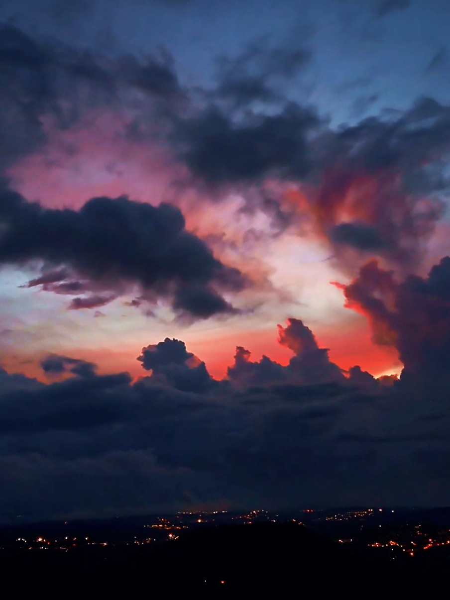 De los últimos atardeceres del 2,024... 29/12/24 ☁️ 🌩️⚡ #atardecer #atardeceres #guatemala #diciembre #magico #nubes #montaña #scenery #fyp #naturaleza #parati #Guatemala #air3 #drone #paisaje #belleza #bellezanatural #sky #cielo #crepusculo #colors 