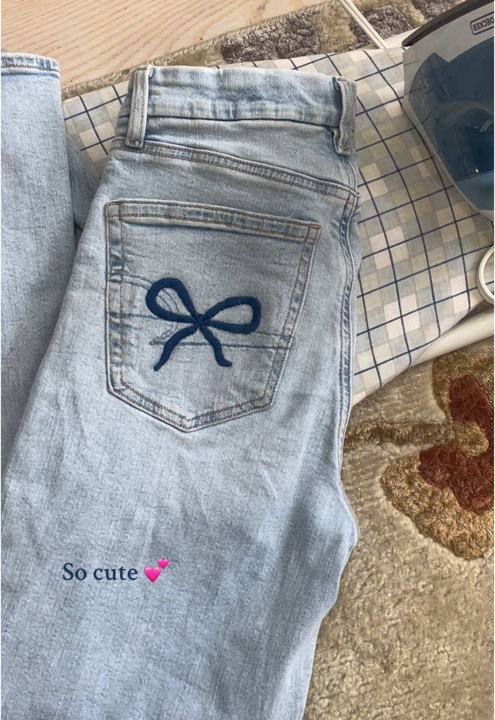 The cutest homemade gift! #embroidery #embroideredjeans #embroideredbowjeans #ediktedbowjeans #giftidea