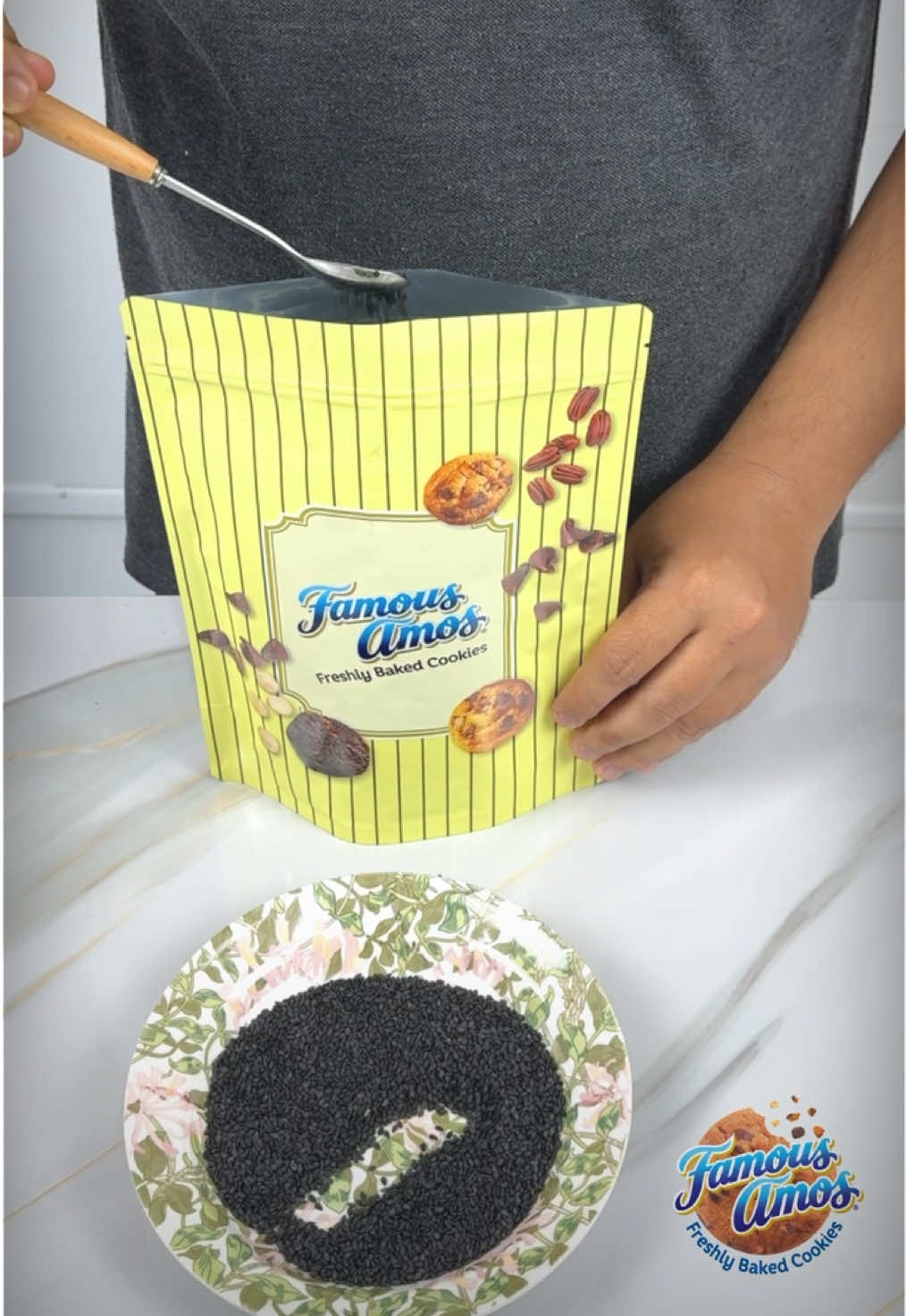 Indulge in our latest creation - Midnight Bijan 🍪 White chocolate chip paired with the rich, nutty flavor of black sesame cookies 🍪 Grab yours today at selected Famous Amos near you before they're gone! #famousamos #famousamosmalaysia #famousamoscookie #FamousAmosnewflavours #MidNightBijan #treatyourself 