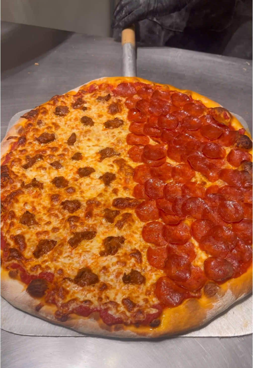 Sausage or Pepperoni?😋😍 #crunchypizza #crispycrust #pizzalovers #crispybites #pizzavibes #gourmetpizza #foodtoronto #pizzalove #torontoeats #torontopizza #torontofood #asmr #crucnhy 