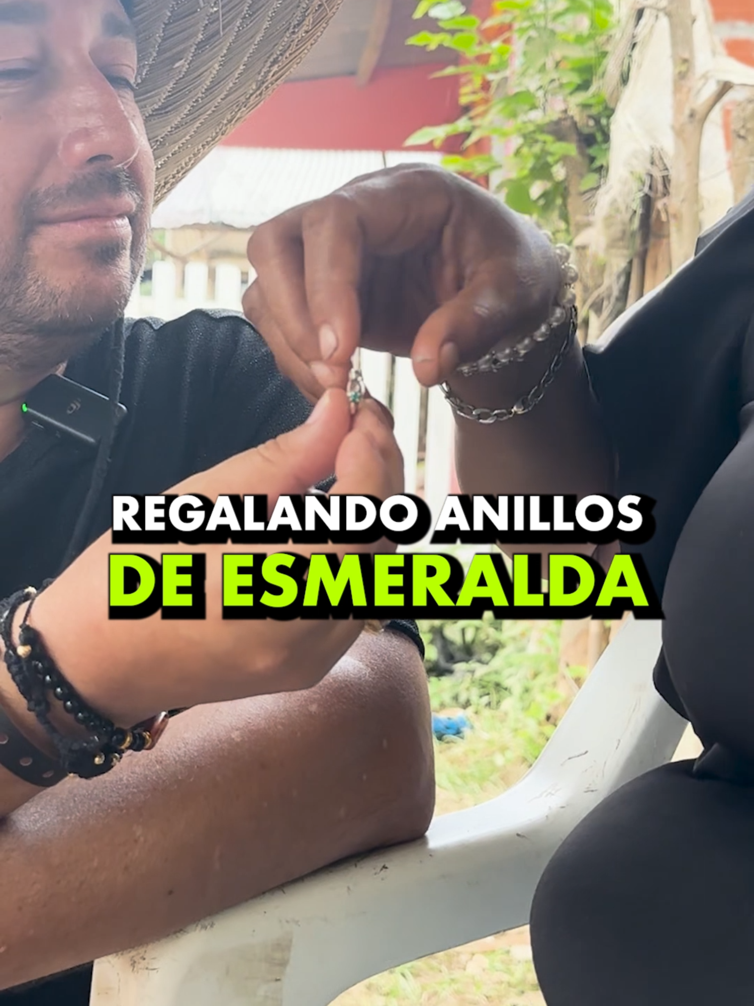 Regalando ANILLOS de ESMERALDA en CARTAGENA 💍💚 #cartagena #esmeraldas #anillos #aretes #esmeralda #chivor #boyaca #comida #chicha #regalo #gastronomia #joyas