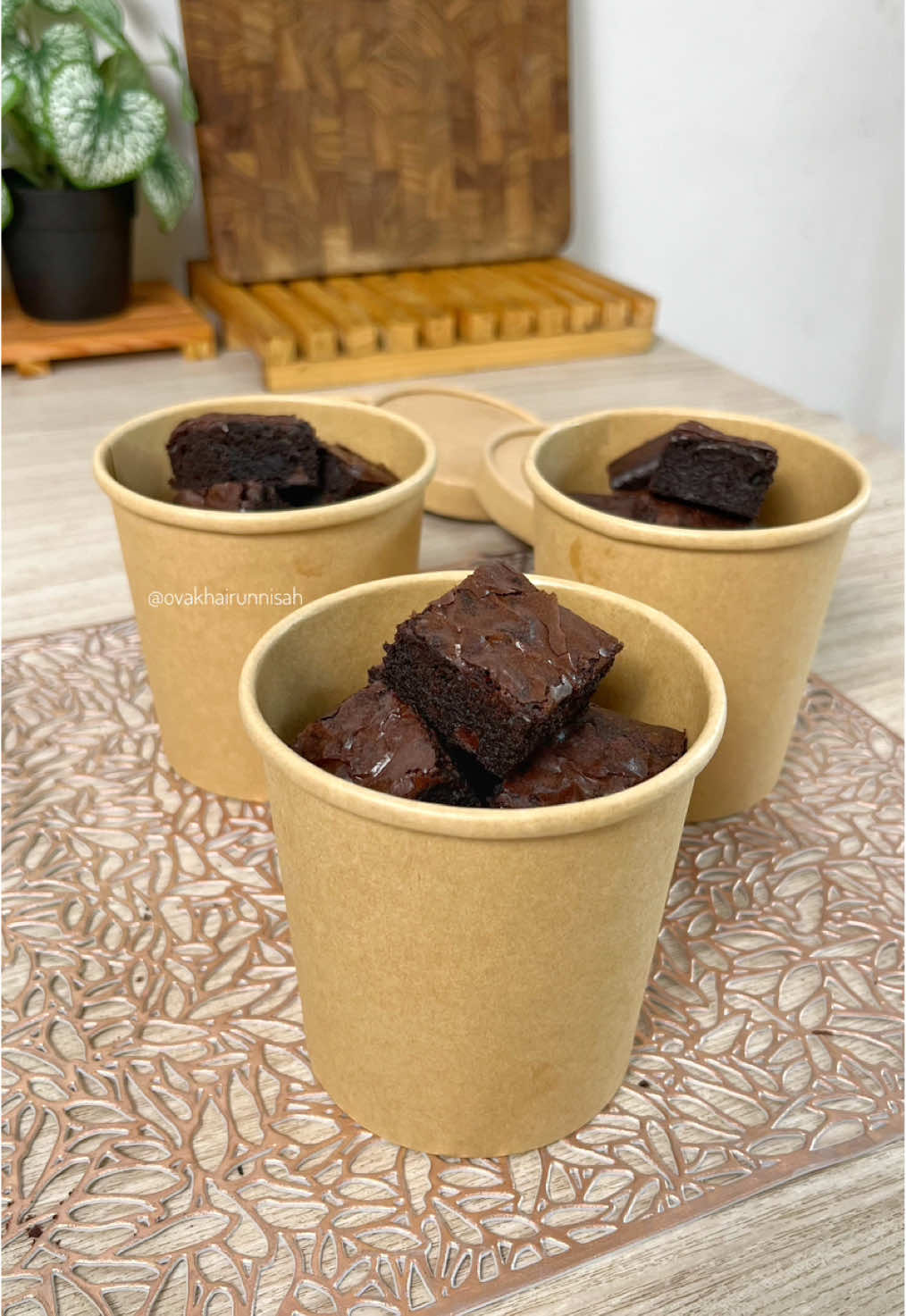 Brownies Bite pakai resep sejuta umat, tapi walaupun pakai resep yang sama, hasil dan rasa brownies tiap bakers bisa beda-beda, bisa jadi karena: 1. beda bahan 2. beda oven 3. beda teknik 4. beda tangan (katanya sih gitu 🤔) entahlah ya haha brownies punya 2 jenis sejauh yang Umma tau selama 3 tahun jadi kang brownies: 1. fudgy & chewy (versi terenak di lidah umma. teksturnya padat, moist, chewy) 2. cakey (tektrurnya hampir jadi bolu cokelat, agak kering, kalau salah2 malah jadi seret di tenggorokan) kembali ke selera masing-masing yaa 👌🏻 BROWNIES Baked by @ovakhairunnisah Bahan 1 (lelehkan): - 150 gram DCC / cokelat batang - 50 gram mentega / margarin (lebih enak pakai mentega) - 40 ml minyak goreng Bahan 2 (aduk hingga gula larut): - 150 gram gula pasir diblender halus (jika ingin dikurangi bisa 140-145 gram) - 2 butir telur Bahan 3 (diayak): - 100 gram terigu - 35 gram cokelat bubuk notes: 1. masukkan cokelat dalam keadaan hangat. 2. chocochip optional (lebih enak menambah tekstur ketika digigit. bisa dijadikan topping juga) 3. panaskan oven suhu tinggi, suhu 200 selama 15 menit) 4. panggang brownies suhu 190-200 selama 5 menit awal (suhu tinggi membantu mengeluarkan shiny crust nya) 5. setelah 5 menit, turunkan suhu ke 150, lanjut panggang lagi selama 15 menit. total waktu oven 20 menit (ini hasilnya sempurna moist) 6. jika suka tekstur lebih kering, panggang lebih lama. follow @ovakhairunnisah untuk update resep lainnya ✨ #berbagiresep #brownies #fudgybrownies #browniesbite #resepbrownies #bakingtime 