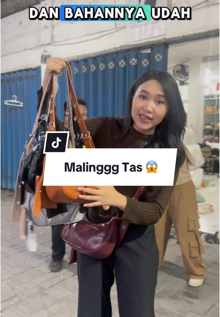 Ditarik tarik tetep kuat 😱 apalagi kalo bukan tas dari Deliwafa 🥰 cek barangnya di keranjang kuning 👇🏻🤩 #deliwafastore #tokoviral #taskekinian #taswanita #tascewek #koleksitas 