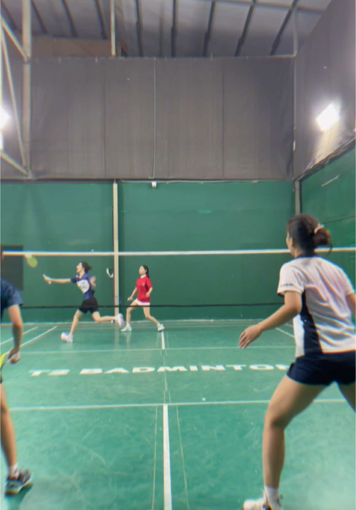 Đánh 15p cười mất 10p còn 5p đánh kiểu =)))) #xuhuong #badminton #viral 