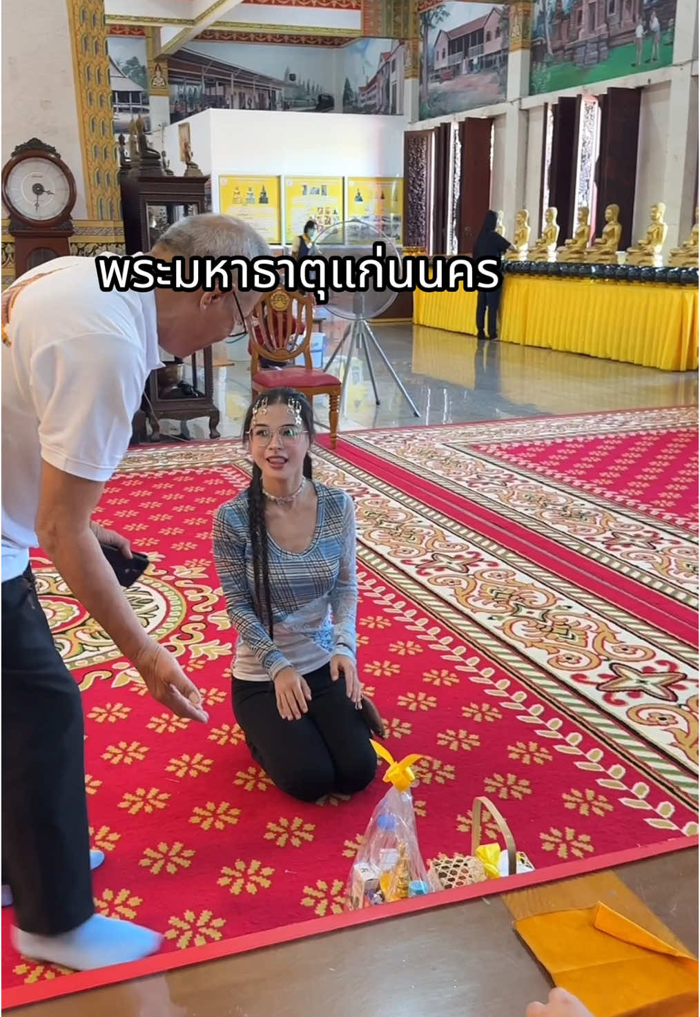 เป็นเรื่องดีที่มีคนริเริ่มสอนมารยาทและวัฒนธรรมของเธอที่วัดไทย😆🤣☺️✌️#funnyvideos #funnygirl #thailand #travel #thailanguage #for #น้องเต้าหู้ #foryour #tiktokพาเที่ยว #fypp #fly #happynewyear 