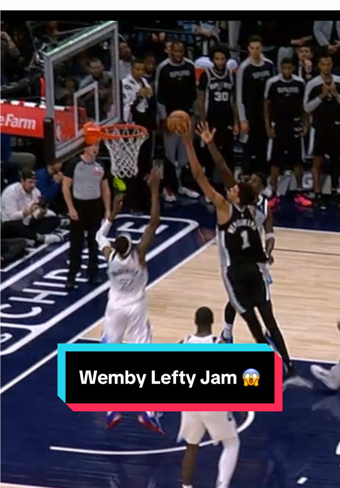 Wemby throws down the lefty jam 😱 #NBA #Wemby #VictorWembanyama #dunk #Spurs 