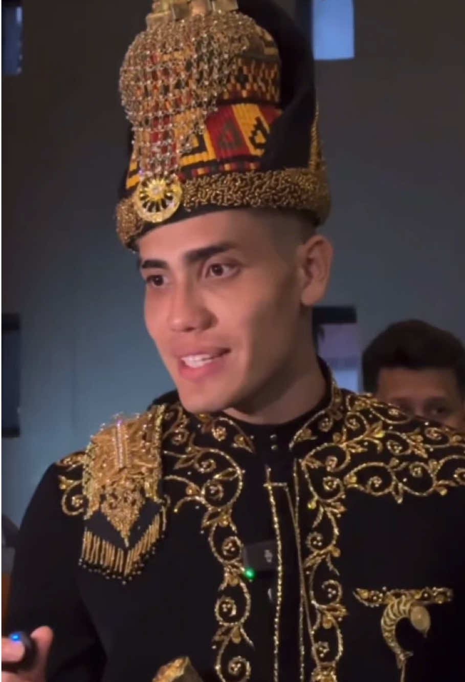 ganteng bgt bro pakai baju adat Aceh😍❤️ @AisarKhaledd @AisarSultanMalaysia @Illiza Sa’aduddin Djamal #aceh #adataceh #kabaracehviral #aisarkhaledd #musiumstunamiaceh #wisataaceh #sultanmalaysia #malaysiatiktok 