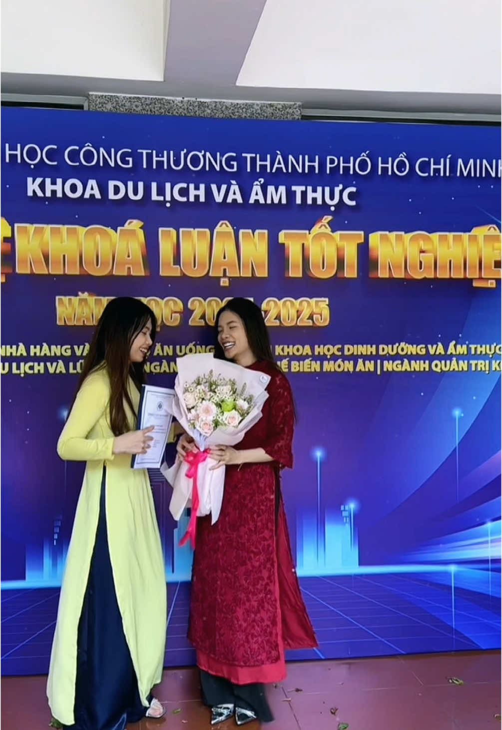 Chúc mừng con gái moẹ bảo vệ thành công @T H A N H K I E U🐧 @🐼 #huit #khoadulichvaamthuc 