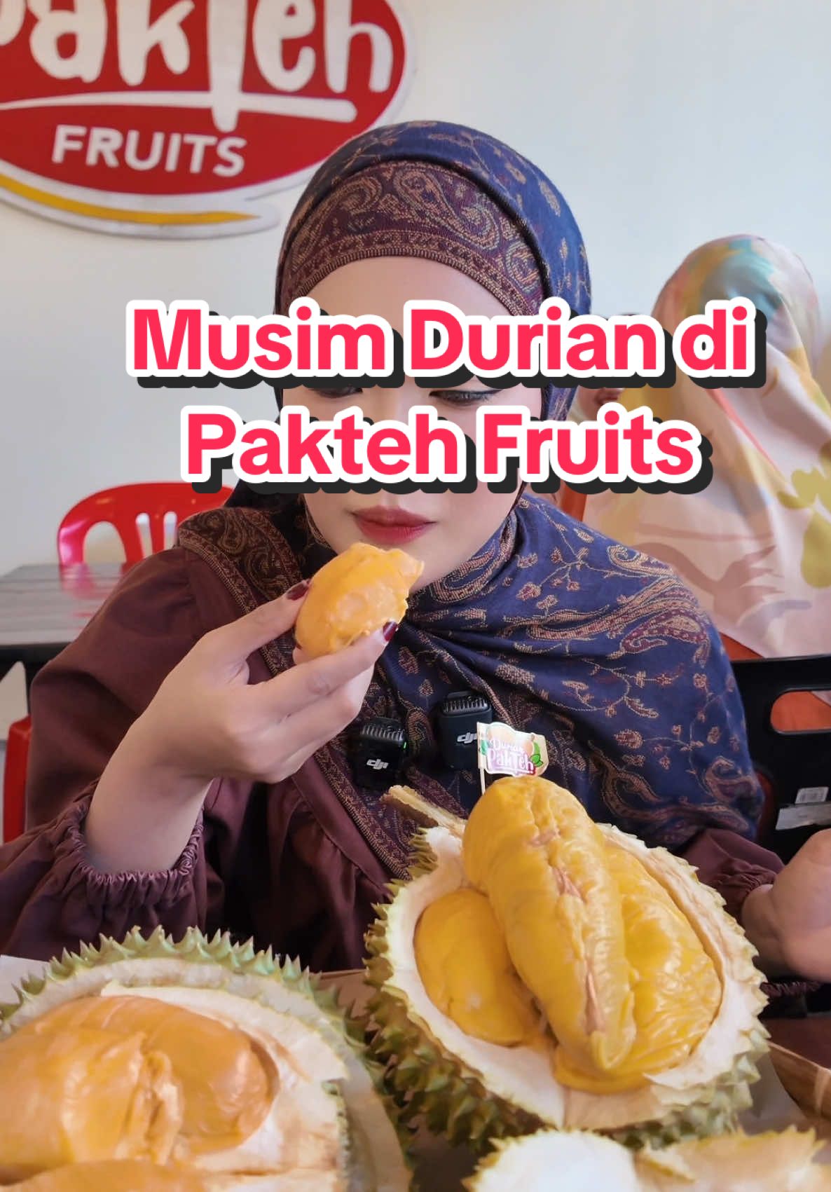 Musim Durian dah ampaaa, kena pi makan kat @PakTeh Fruits ni. durian depa siap ada warranty tau kalau x elok boleh tukar balik. dah tu banyak betol jenis buah buahan yg ada. lebih 170 jenis. memang puas makan. boleh la mai ramai2 dengan family,kawan2. sedapp. #penangfoodie #paktehfruits #portmakandurian 