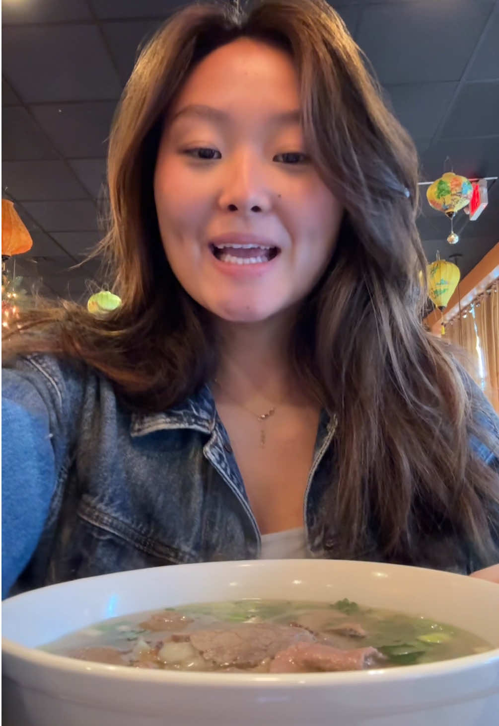 We made a new bestie today like see?? Pho heals all and brings people together 🥹💕 #vietnamesefood #pho #sisters #family #asianfood #college #comfortfood #phoislife @Nadya Okamoto 