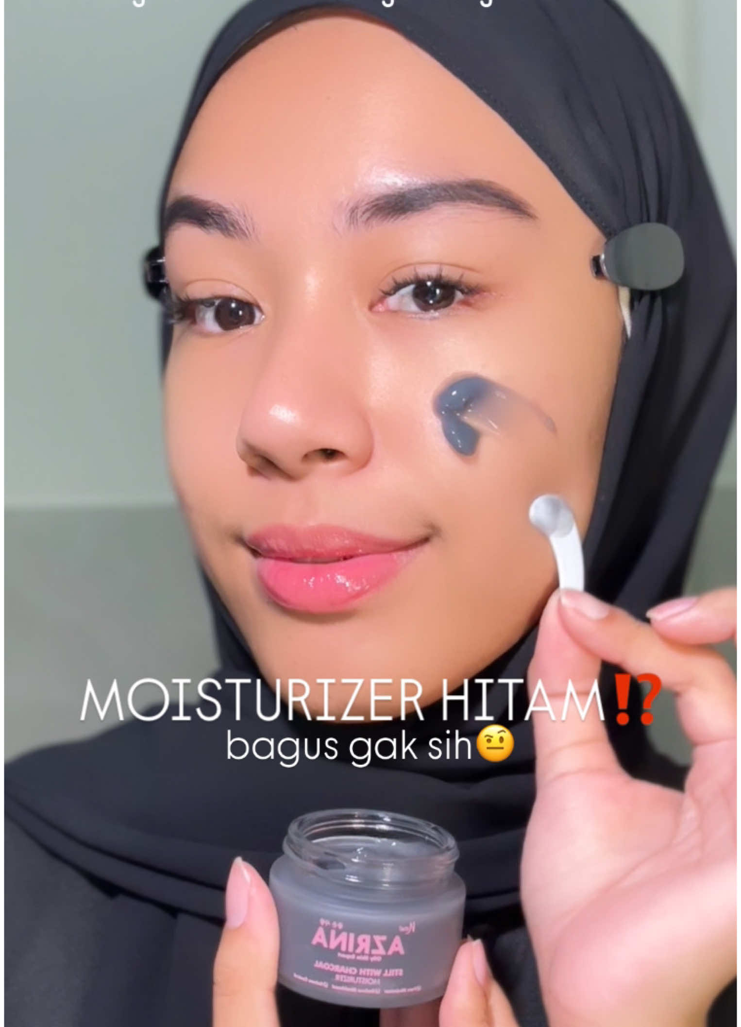 finally moisturizer wih charcoal?! gemec banget moist warnanya hitam ginii! sebagus ituu buat masalah pori dan komedo @azrinabeauty #azrinabeauy #stillwithcharcoal #sedotminyakberlebih #kulitbersihbebasrisih