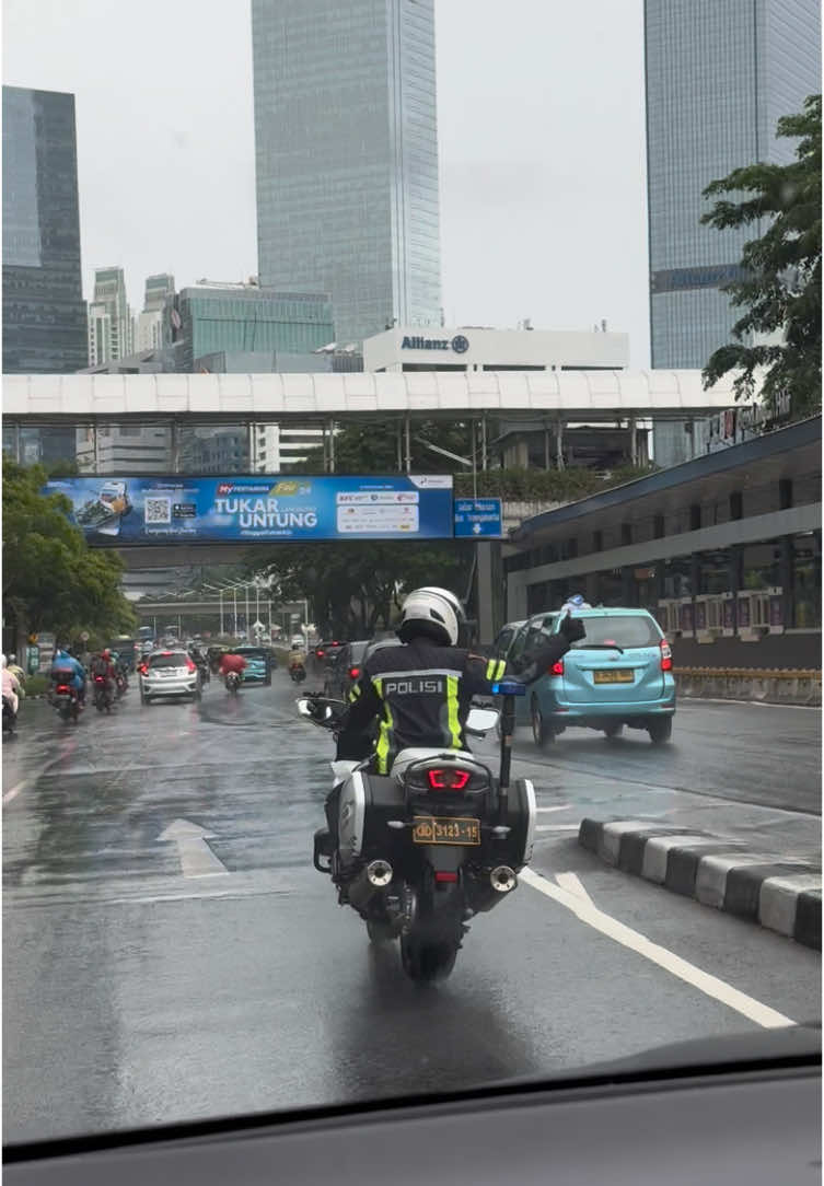 Jakarta dengan rintik akhir tahunnya #iwalkalone #greenday #fyp 