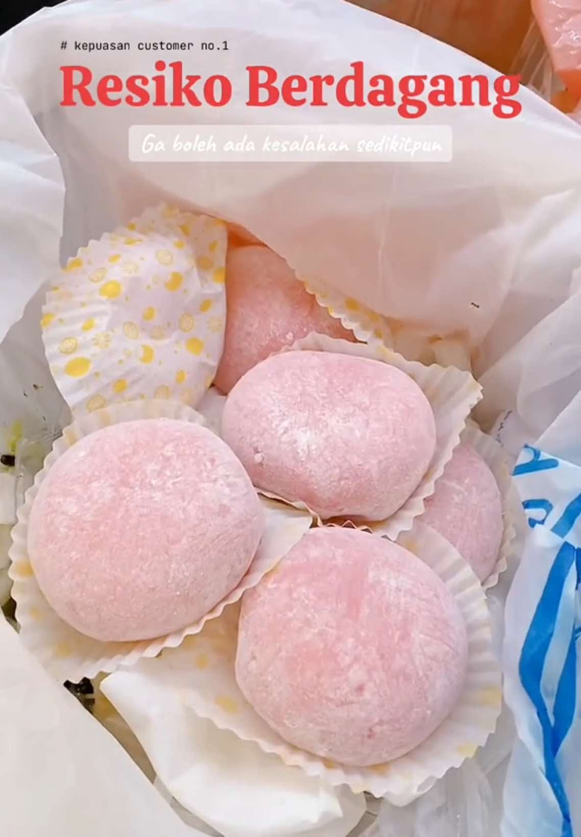 Jangan bilang mahal.. karena sekuat ini dedikasiku untuk customer.. gak boleh ada kesalahan sedikitpun walau mochi ini baru banget dibungkus. Yg customer harus tau cuman “mochi ini enakkk” dibelakang itu ga perlu dipikirkan yaa 🫠 biar aku aja yg pedih #mochi #daifuku #dedikasitinggi #resiko #pedagang #yangpentingenak #tiktok 