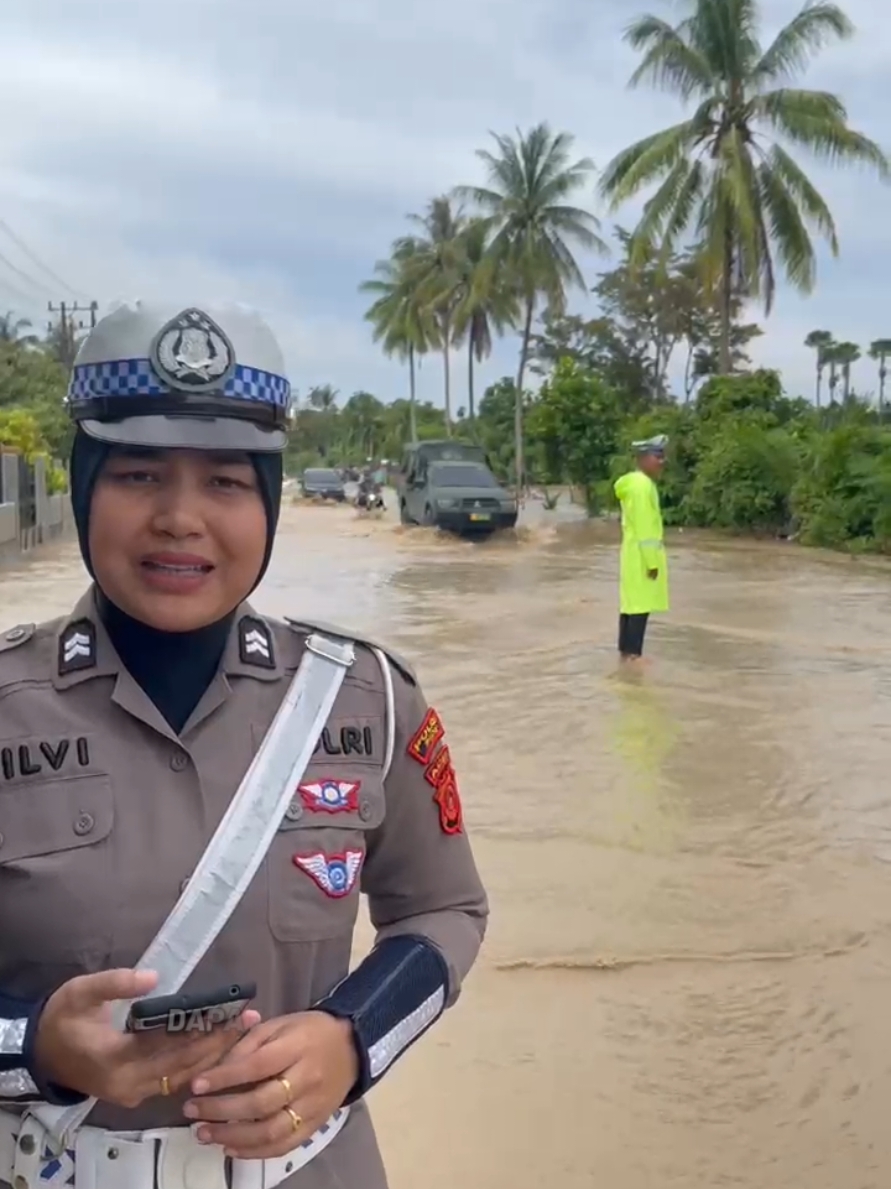 UPDATE BANJIR PADANG TIJI!  Hujan deras menyebabkan banjir di Gampong kupula dan Jok Tanjong, Kec. Padang Tiji, Pidie hari ini, Senin, 30 Desember 2024 pukul 11.00 WIB. Jalan lintas Banda Aceh - Medan terdampak.  Pengguna jalan diimbau berhati-hati! Jalur alternatif:  Dari Banda Aceh, lewat Tol Padang Tiji. Dari Medan, lewat Simpang Tibang - Kec. Batee - Laweung.  #banjir #pidie #jalanraya #informasijalan  #polantasacehhadir 