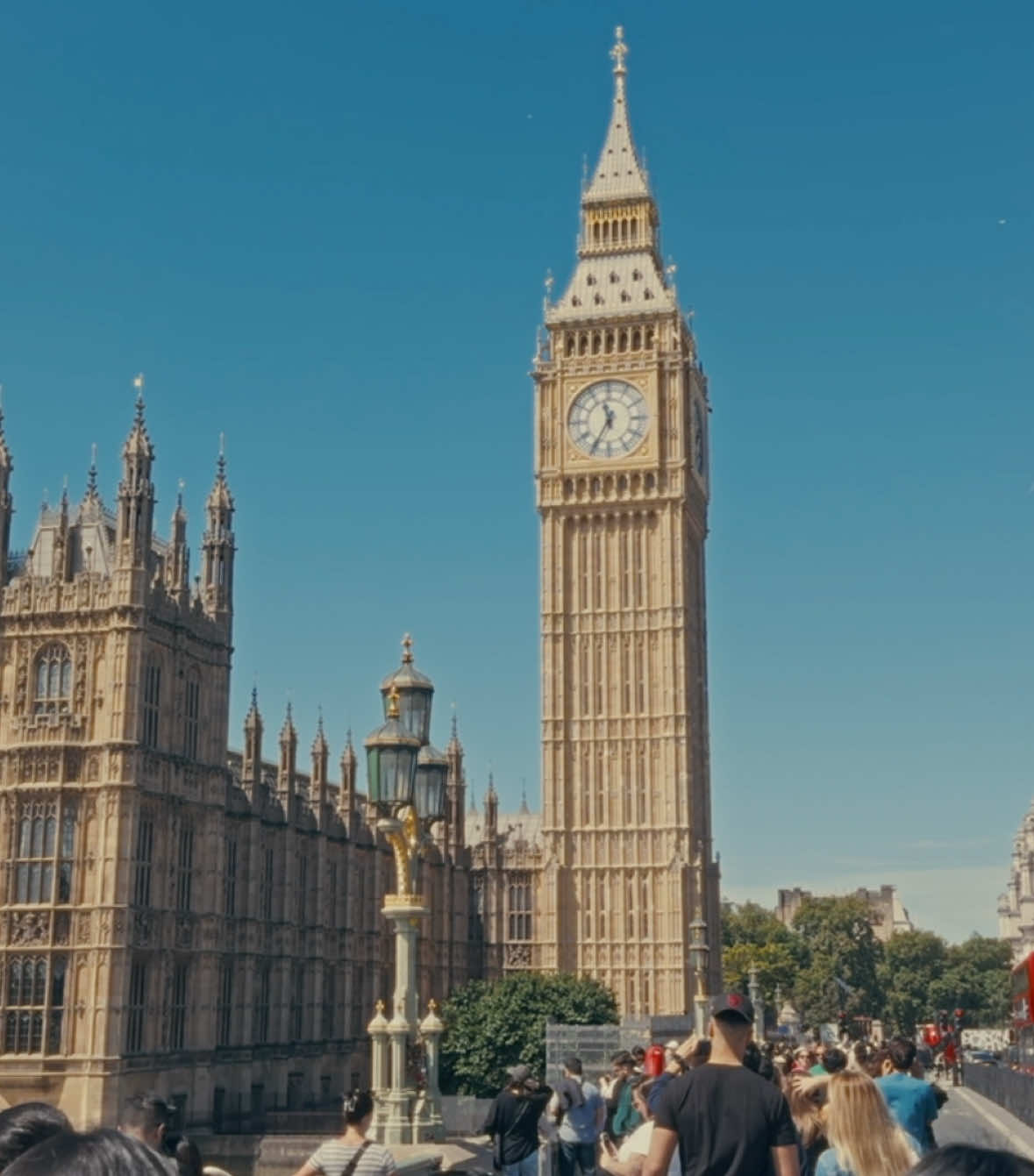 Pieces of London 📸 #iphonevideography #cinematic #travelvlog #londonphotography #londontravel #colorgrade #traveltiktok #traveldestinations #traveldiaries 