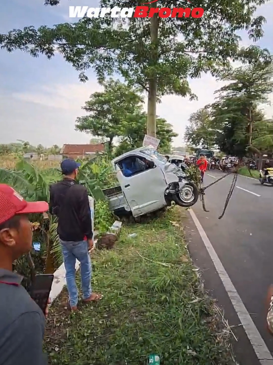 Peristiwa bermula ketika pengemudi pikap dengan nopol K 9382 HC, Feri (23), warga Desa Tanjung, Kecamatan Pakis, Kabupaten Jepara, diduga kehilangan konsentrasi saat melaju dari arah utara. Akibatnya, kendaraan oleng ke kanan, masuk ke jalur berlawanan, dan menabrak pejalan kaki yang sedang berjalan dari arah berlawanan. “Pikap yang melaju dari arah utara ke selatan tiba-tiba kehilangan kendali, menabrak seorang pejalan kaki, lalu terperosok ke dalam sungai,” ujar Iptu Kunaefi, Kanit Gakkum Satlantas Polres Pasuruan. VT. Ayyub S - Bolo Warmo #lecarisukorejo #pasuruan #pikapmebel #wartabromohariini 