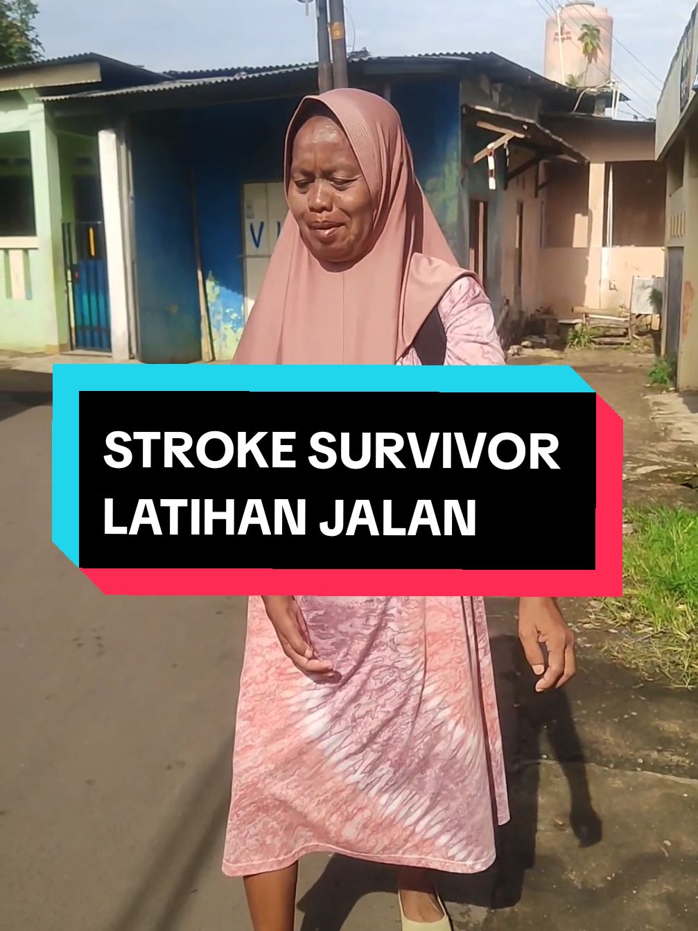 pagi2 pas aku libur,ibu mintannya latihan jalannya ke warung kakak,efek terlalu semangat sampe mau roboh hihi,untung buru² kupeluk jd ga sempat jatuh yaaaaa, semangat terusssssssssss ibuku #strokesurvivor #stroke #strokerecovery #strokeupp #strokeup #strokes #strokeup #pejuangsembuh #pejuangsehat #ibuku #ibudananak #bekasi 