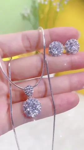 Set 2 món dây chuyền và bông tai chỉ còn 249k