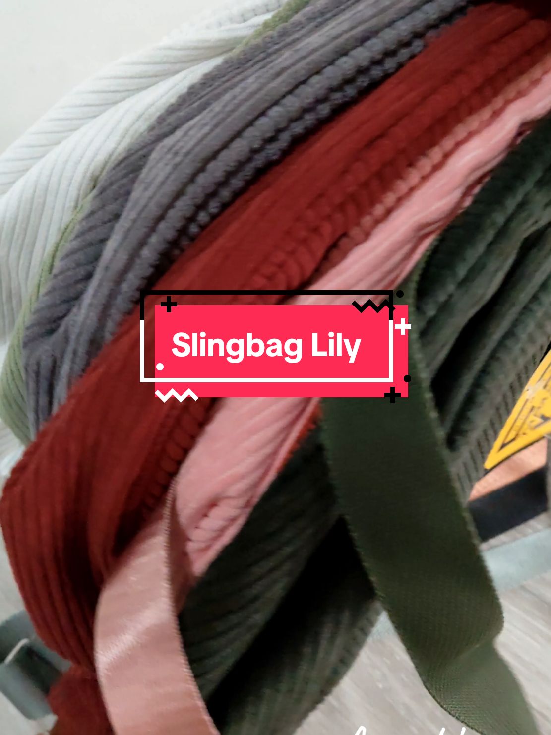 Slingbag Lily dari Tapaxco punya 12 pilihan warna #slingbag #slingbaglily #slingbagcorduroy #waistbagcorduroy #tapaxco #wibgajian #yearendsale #cuantanpabatas #gebyarbelanjadesember 