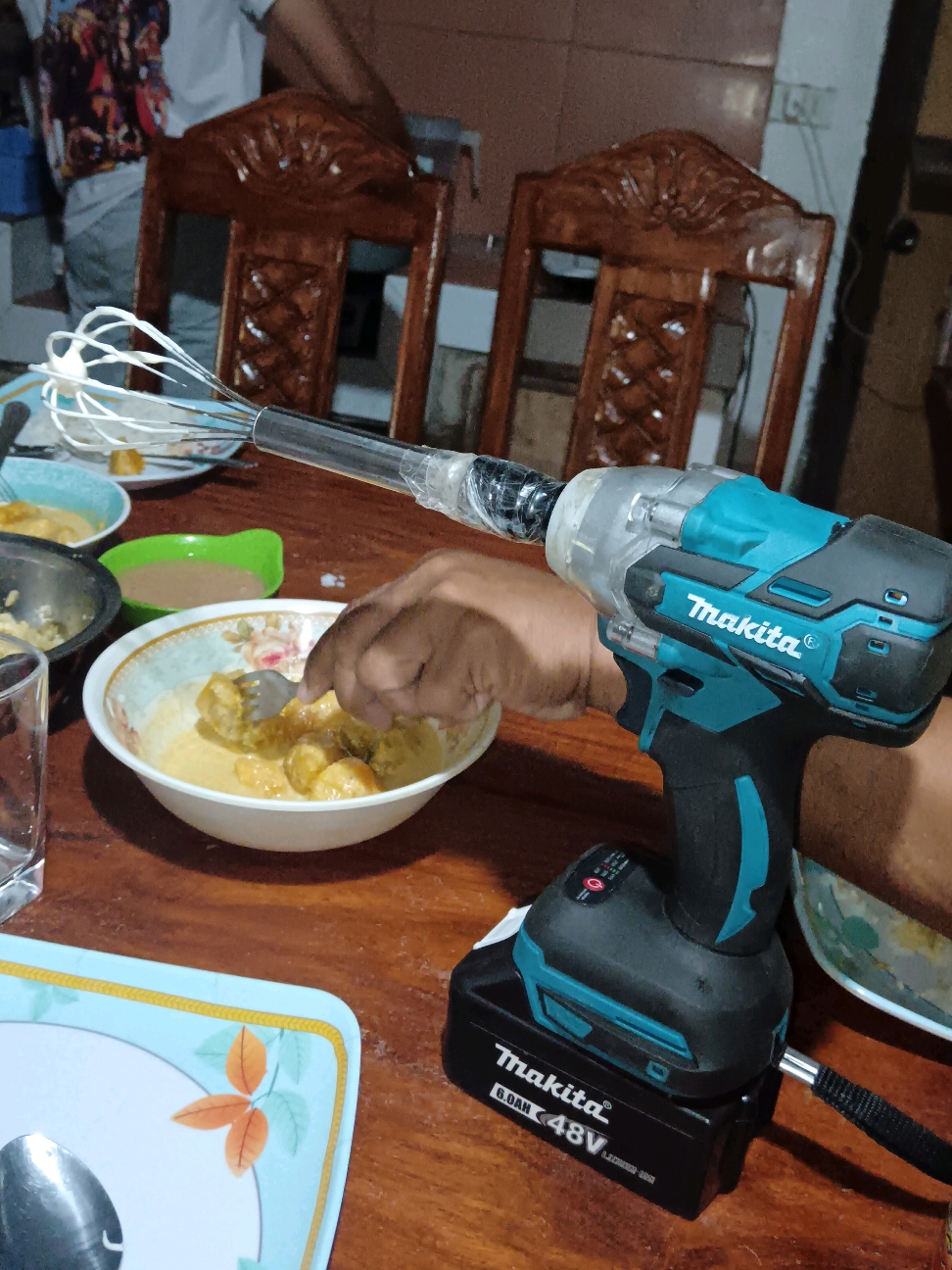 Nahihirapan si papa kakanood samin mag mix gamit lang kamay kaya nilabas na niya yung grinder na #salad #newyear #christmas #fyp 