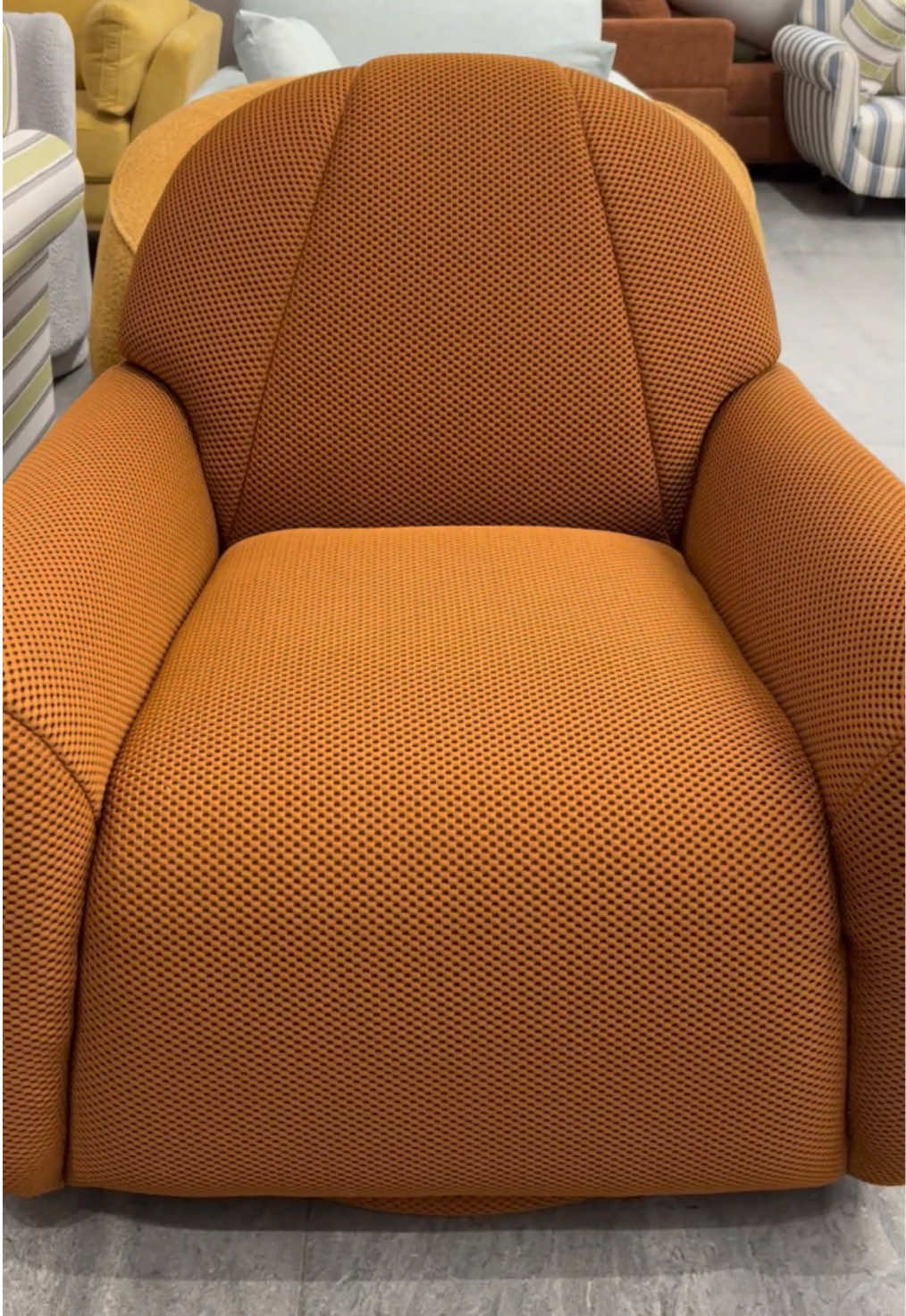 100% polyester outdoor chairs: stylish, highly durable, fade-resistant, and designed with a mesh pattern for enhanced breathability. Colors can be customized. We warmly welcome business owners to visit our factory for an in-person inspection and business discussions. 🤝🏻 #furnituresupplier #outdoorchair #polyester #furniturefactory #ODM #OEM #factorydirect #bulkorder #chairdesign #outdoorfuniture #patiochair 