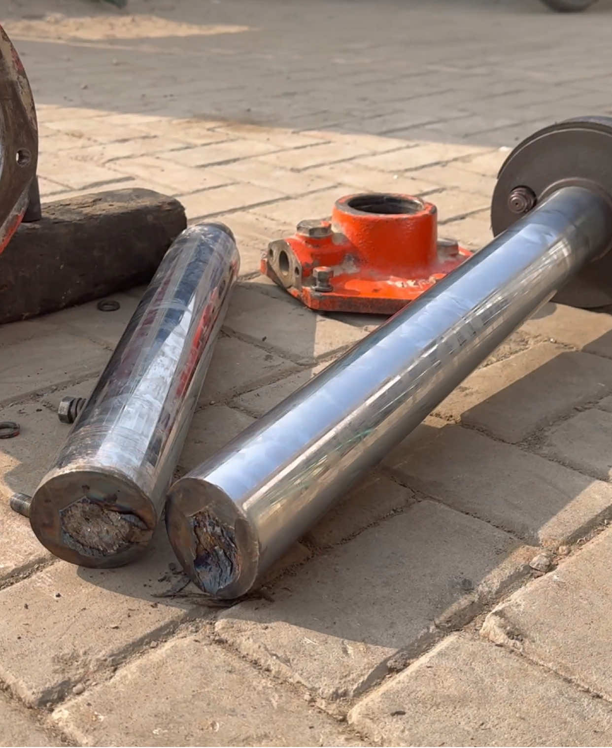 Part 1: Exacavator Hydraulic Jack Rod Shattered From Due to Liffting Heavy Load Talented Mechanic Repaired it…. #ultimateprocess #unfreezmyaccount #excavatorhydraulicjackrod#shatteredfromlifftingheavyload#foryoupage#growmyaccount#fypage