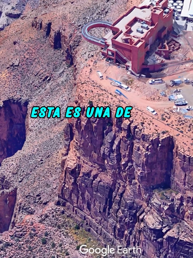 ¿Te atreverías a caminar sobre este puente de cristal? 🌌🤯  #GrandCanyonSkywalk   #DesafíaTusMiedos   #AventuraExtrema   #MaravillaDeCristal   #GranCañón  