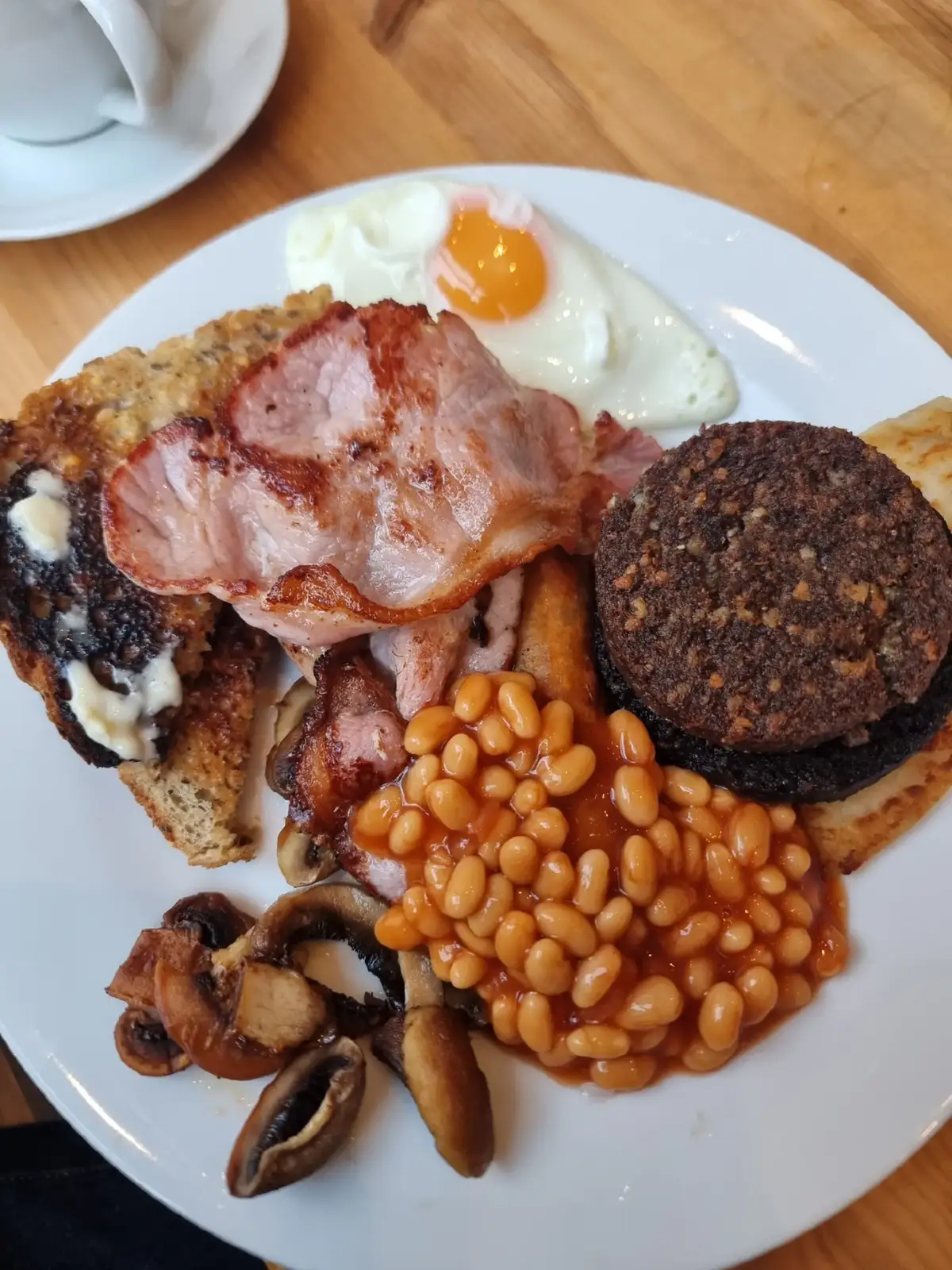 Can you really beat a full Scottish breakfast? 🤤 Miss Diner 🕵‍♀️ I was recently in Edinburgh on a wee overnight with my partner ❤️ in the morning we went to Fountain cafe for a full brekky! It was insanely good.  Breakfast might sound simple, but it's hard to get right, in my opinion. We tried our hardest to finish every bite 🤣 The staff here were so friendly, and it just felt quite cosy ☺️  What's your favourite breakfast? What's one thing you have to have on your plate? 🍳🥓🥑 #breakfast #scottish #fryup #Edinburgh  #edinburghfood #foodporn 