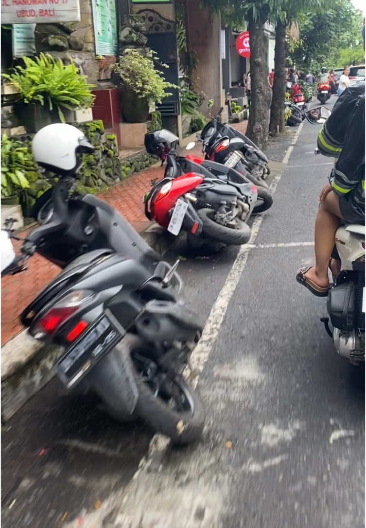 Ondne nyambut tahun baru be pules 😂, akibat parkir sembarangan di jln hanoman ubud #fyp ##fyp #infoubud #ubud #kocong ##ubudviral @INFO GIANYAR 