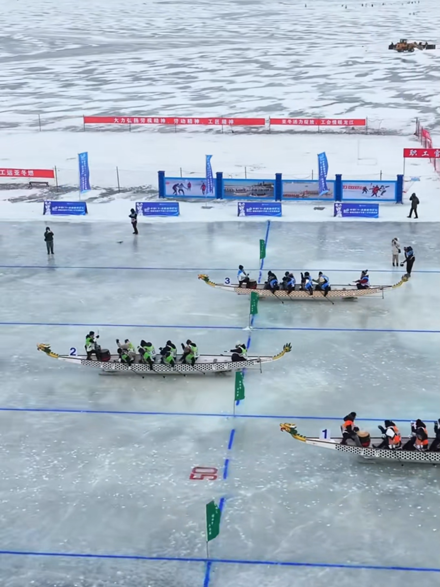 The ice Dragon Boat #race turns ice into a thrilling battleground of speed and teamwork. #fyp#foryoupage#viralvideo#Viralvideo#dragonboat#dragonboating#dragonboatrace#sport#winter