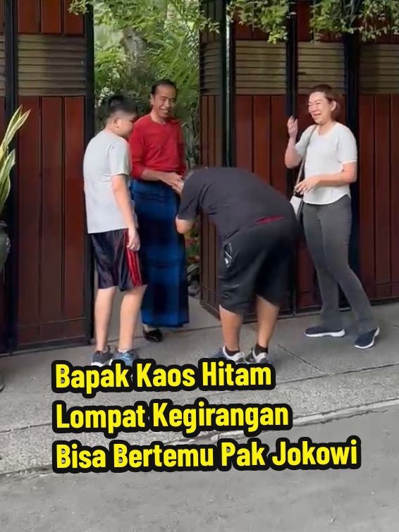 Seneng banget bapak kaos hitam sampai lompat kegirangan bisa bertemu Pak Jokowi #jokowi #fyp #trendingtiktok 