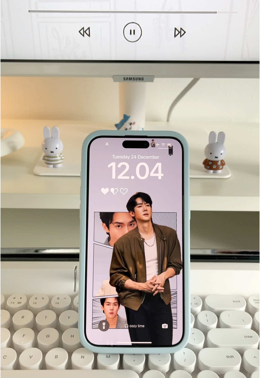 pesona suami mba hee joo 🫠💘 fyi, I change my wallpaper all the time because all the wallpapers are so cute😭🫶🏻 #deskdecor #iphone #iphonetricks #wallpaper #livewallpaper #micowidget 