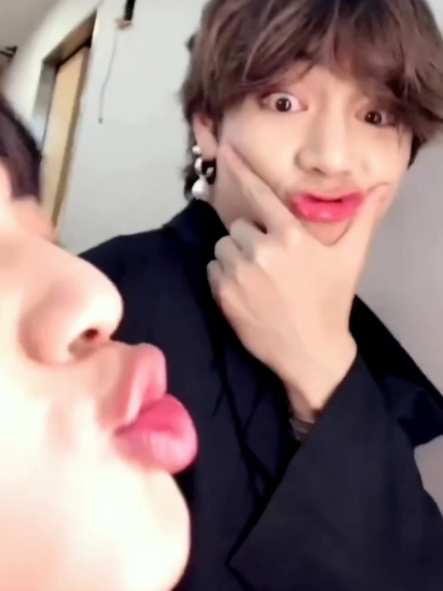 When you want to take a selfie but your cute boyfriend won't let you 🤭 #taejin #taehyung #jin #vjin #seokjin #v #fyppp 