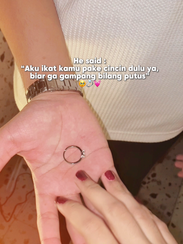 Seneng banget diikat pakai cincin kaya gini berasa makin dicintai 🥹❤️ #cincin #cincincouple #cincintunangan #cincincantik #cincinmurah #cincincouplemurah #jewellery #fyp #foryou