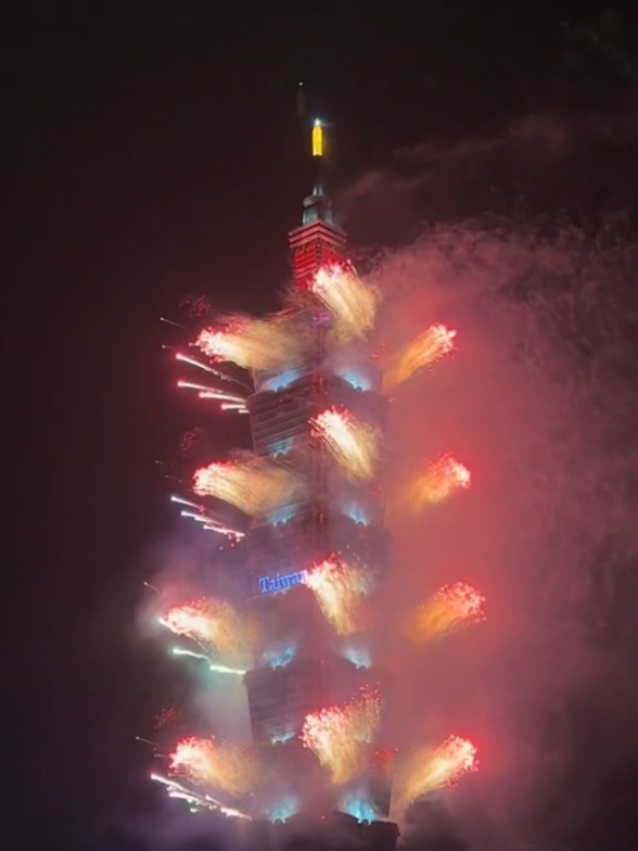 tower 101 Taipei in celebrating new year fireworks 2024... 101 klo bahasa Mandarin nya i Ling i, Pingin kesini dimalam tahun baru nanti tapi pasti dinginnya ampyuunnn.. mana tengah mlm jam 12 lagi trs pengunjung pasti full ada panggung gembira juga artis artis ibukota taiwan 😅🤭, pingiinn bget lihat firework nya.., KLO siang udah pernah ke tower ini yg tingginya 508 meter..🫣😱😱 gua naik nyampe lantai 101 dong...indahh bangett Taiwan dilihat dari ketinggian..😍❤️❤️🎆🎇🎊🎉🎉