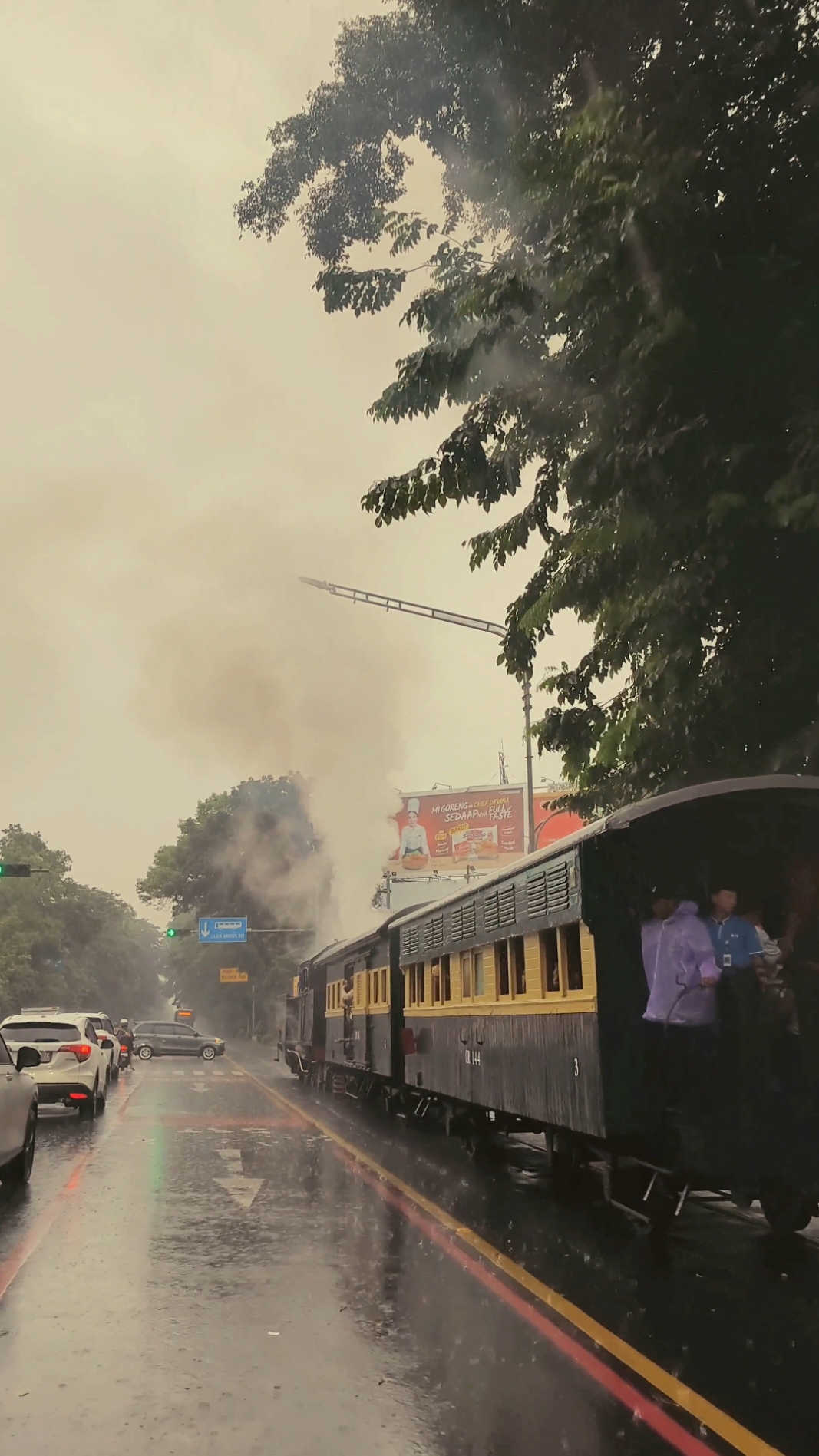 hujan-hujanan di Solo dapet apa? dapet klakson kereta uap 🙂 . . #fyp #kotasolo #rainyday #solo24jam #keretauap #surakarta #fypシ 