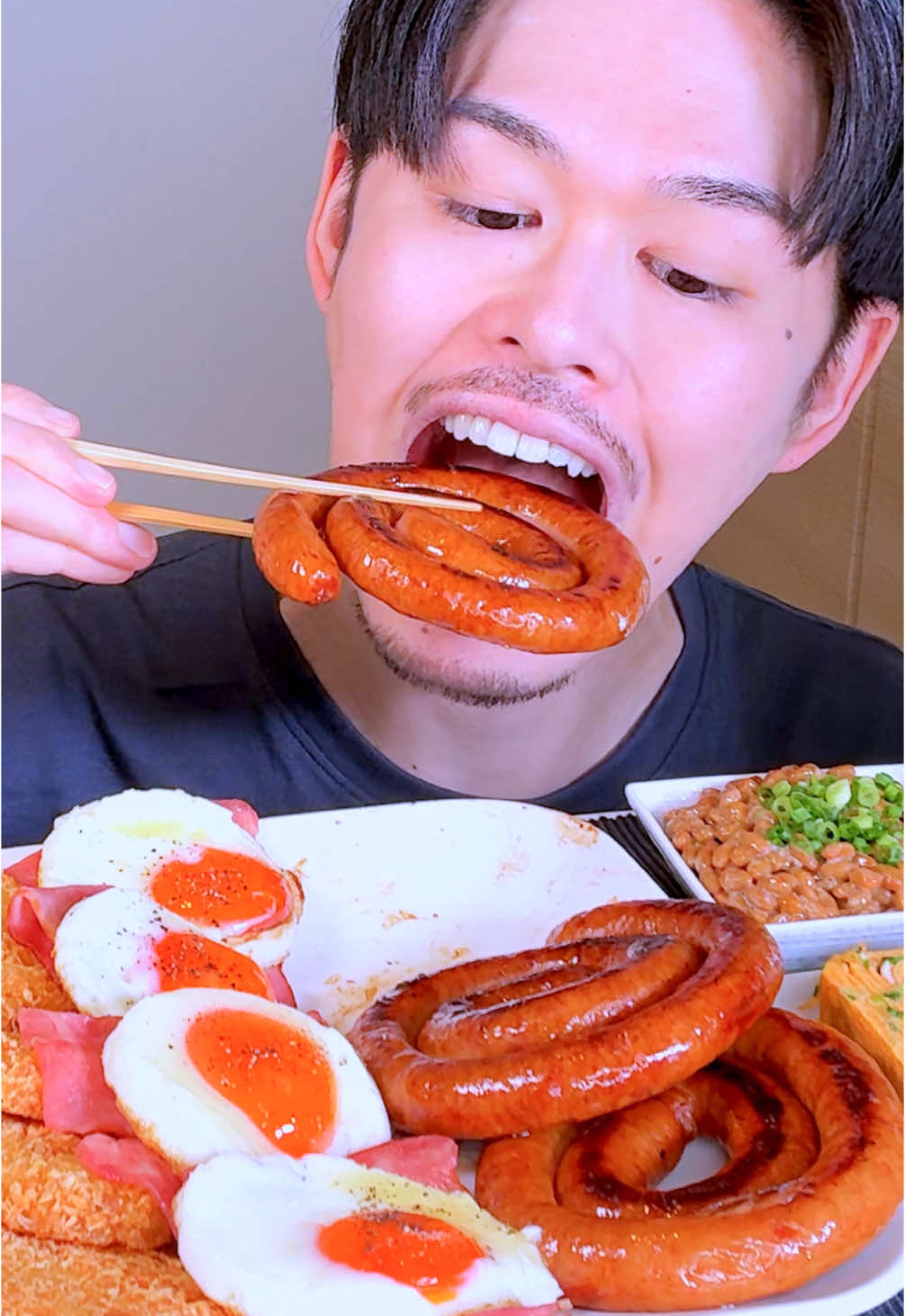 ぐるぐるシャウエッセン🌀Tornado Sausage ベーコンエッグ🍳Bacon & Eggs  ハッシュポテト🥔Hash Browns 卵焼き🥚Rolled egg 納豆ライス🍚Natto Rice #mukbang #tiktokmukbang #tiktokasmr #asmr 