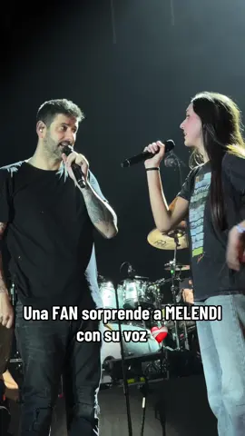 Una fan sorprende a Melendi con su voz, mientras cantaban juntos “Destino o Casualidad”  Muchas felicidades @Stella Ortiz ❤️‍🩹 #SantJordi2024 #melendi #fyp #viral @Melendi @Gira 20 Años Sin Noticias 